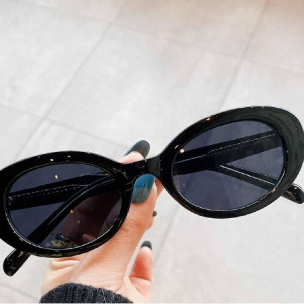 Women's Black Oval Sunglasses - Sleek Everyday Style
